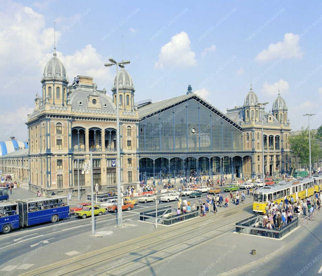 Városkép - A Nyugati pályaudvar távlati képe