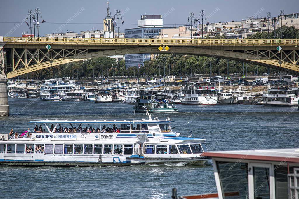 Közlekedés - Budapest - Hajóforgalom a Dunán