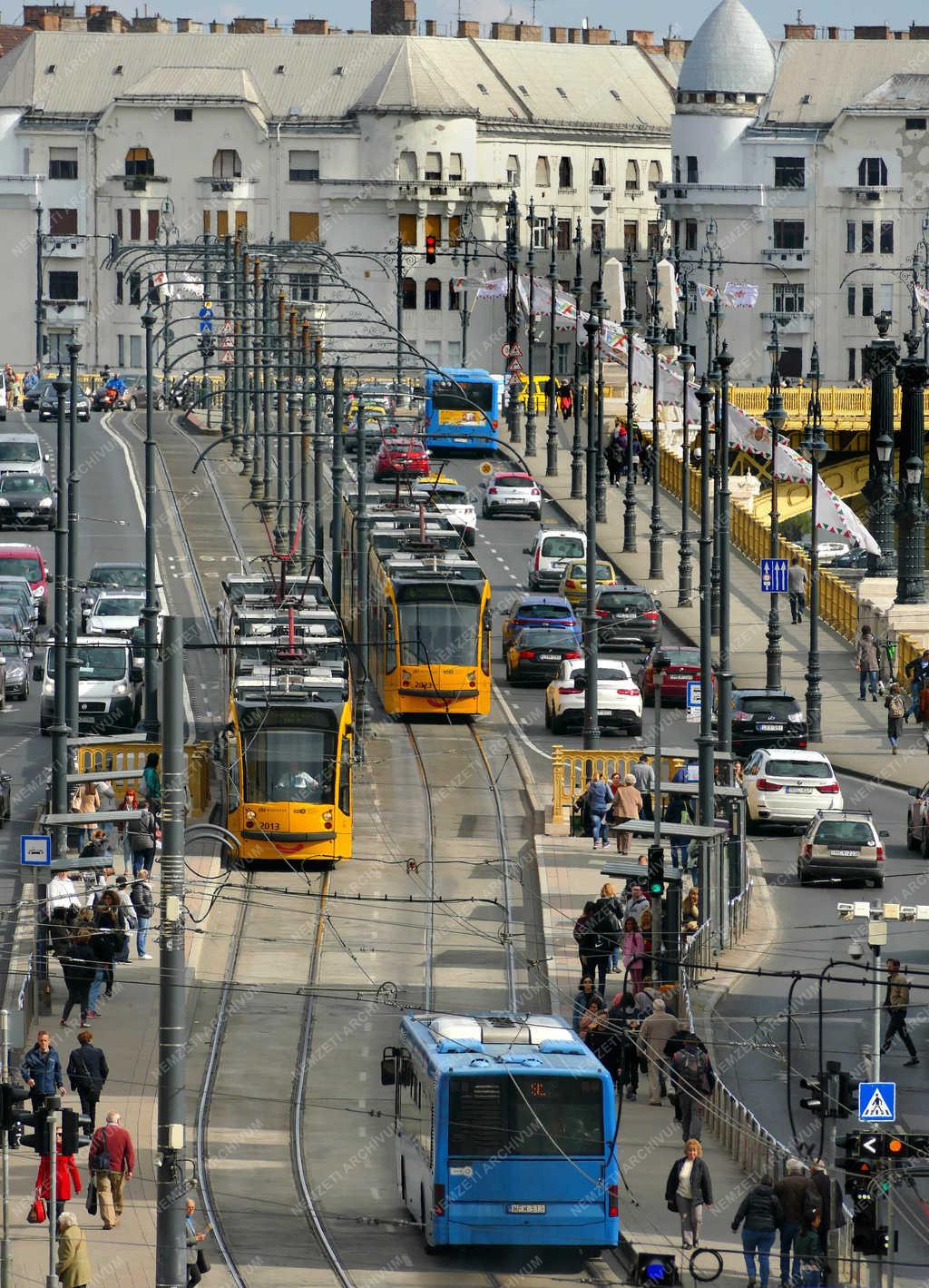 Városkép - Budapest - A Margit híd járműforgalma