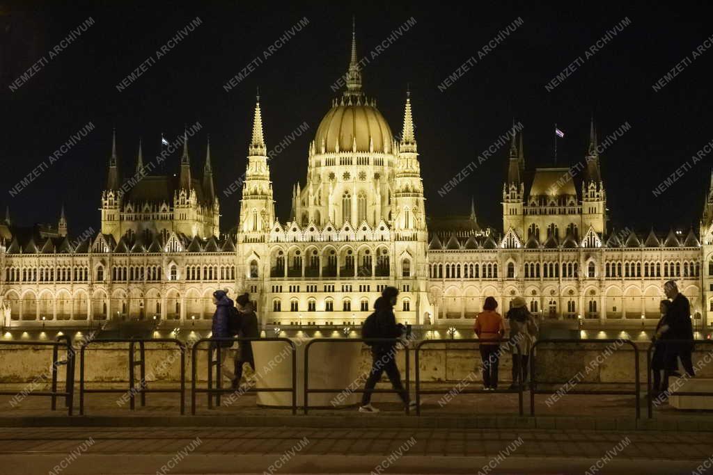 Városkép - Budapest - Esti kivilágításban az Országház