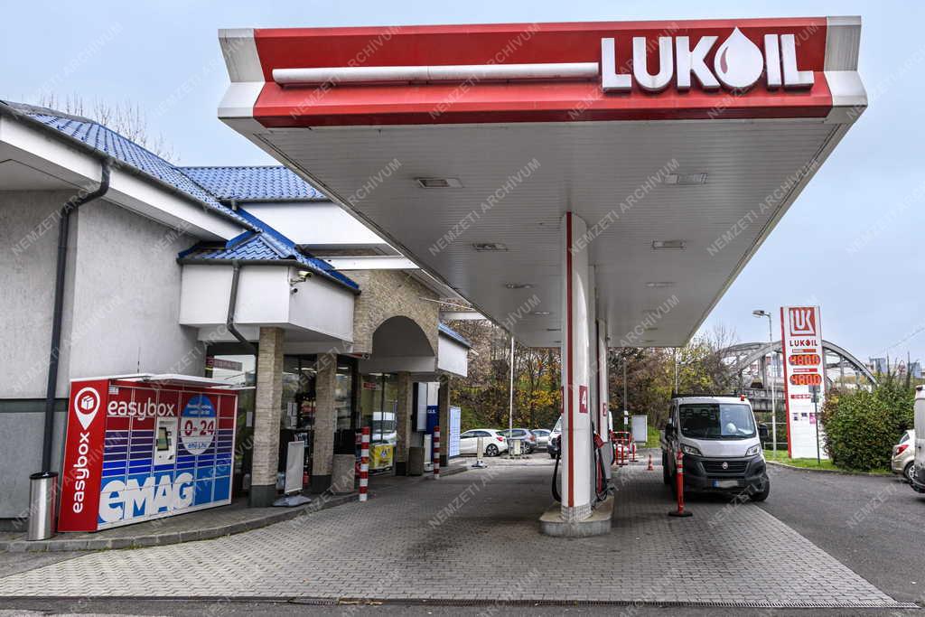 Közlekedés - Energia - Lukoil benzinkút Kelenföldön