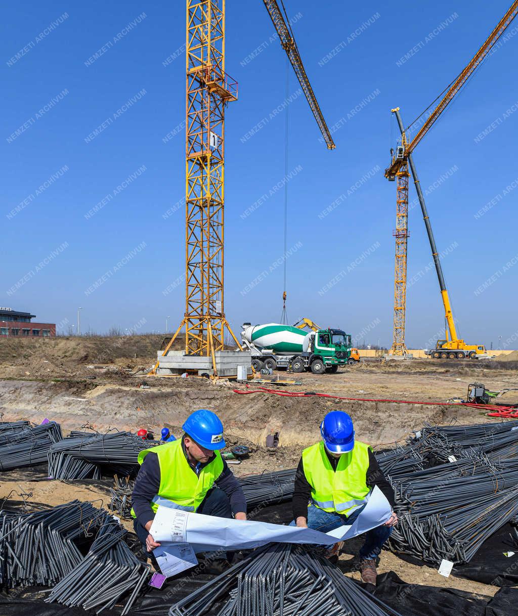 Építőipar - Debrecen - Innovációs Központ épül 