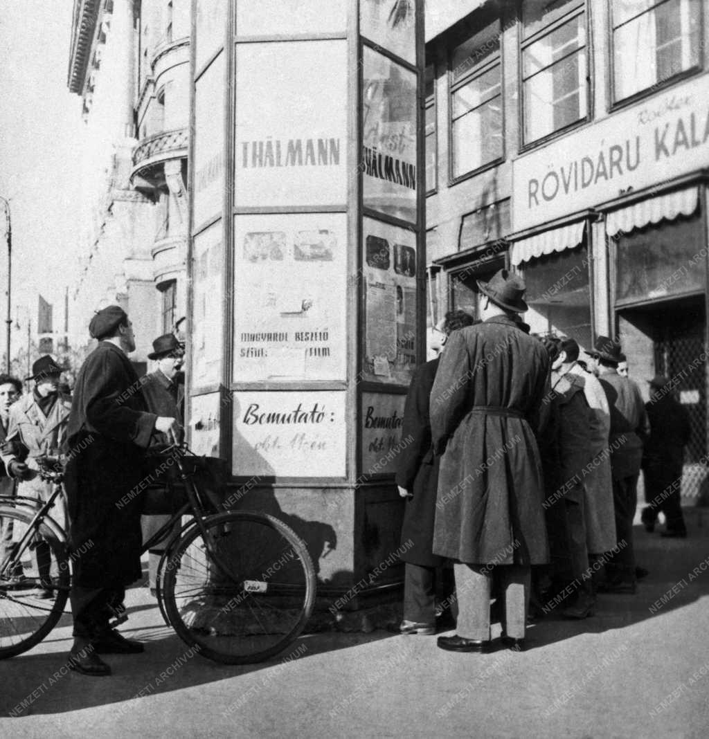 Ötvenhat emléke - Hirdetéseket olvasó emberek a Deák téren