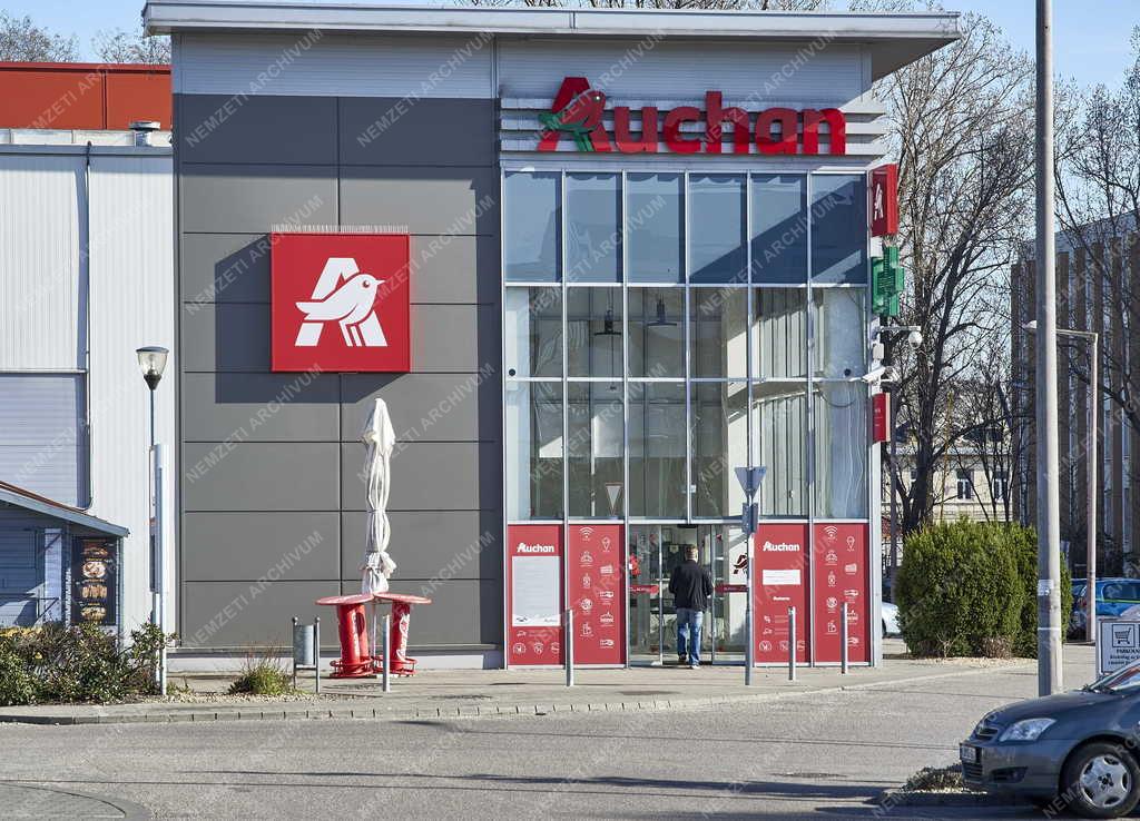 Kereskedelem- Budapest - Újhegy Bevásárlóudvar - Auchan 