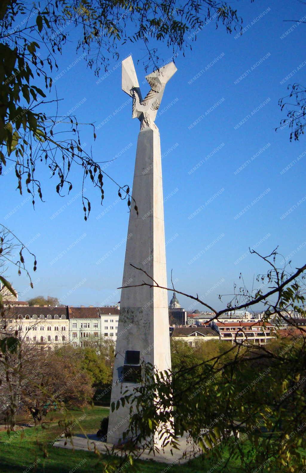 Emlékmű - Budapest -  1956-os emlékmű a Tabánban