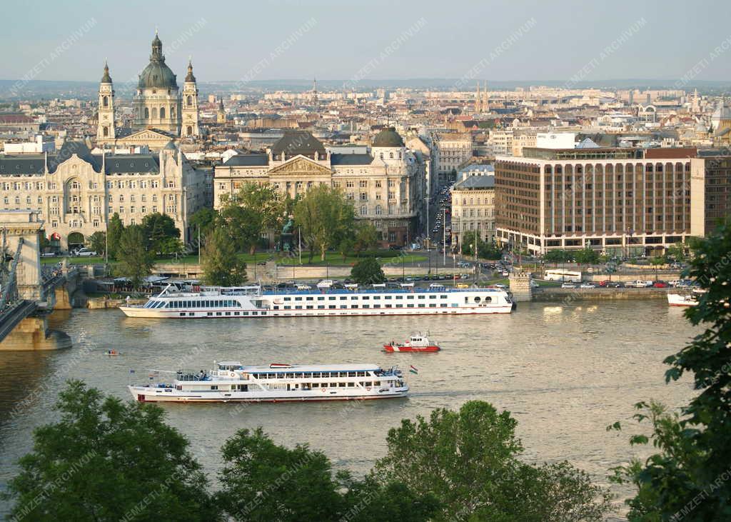  Táj, város - Városkép - Budapest - Sétahajók 