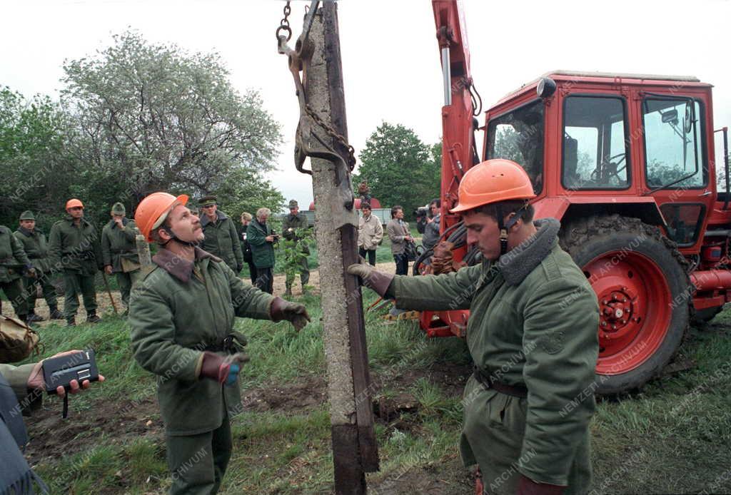 Külpolitika - Határőrség - Megkezdődött a vasfüggöny bontása