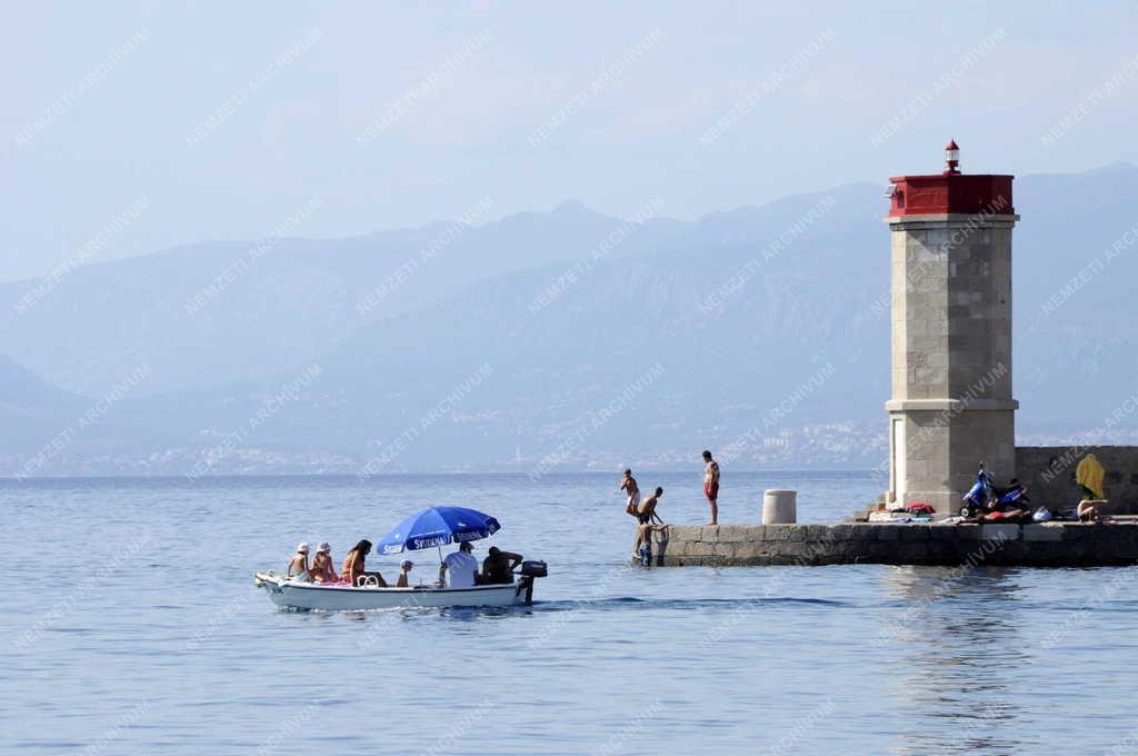 Szabadidő - Senj - Fürdőzők a kikötő bejáratánál