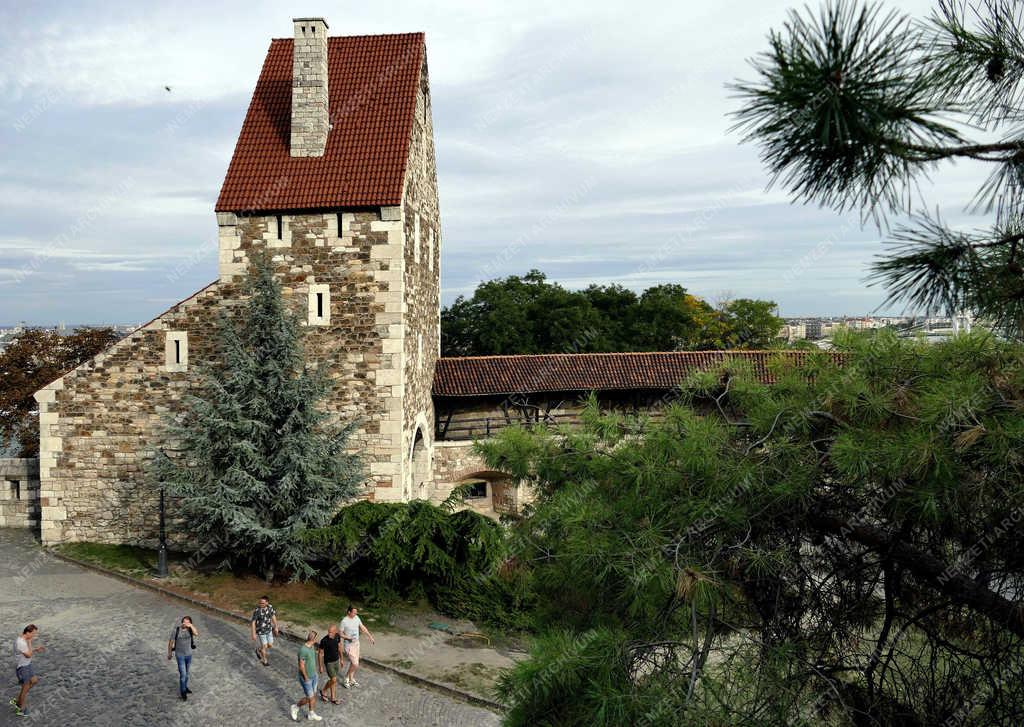 Idegenforgalom - Budapest - Turisták a nagy rondellánál