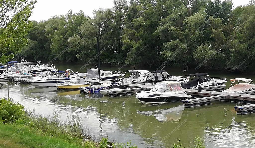 Vízi közlekedés  - Sződliget - A Wiking Yacht Club kikötője