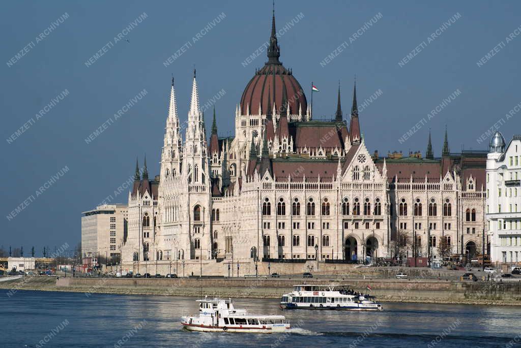 Budapest - A Parlament felújított épülete 