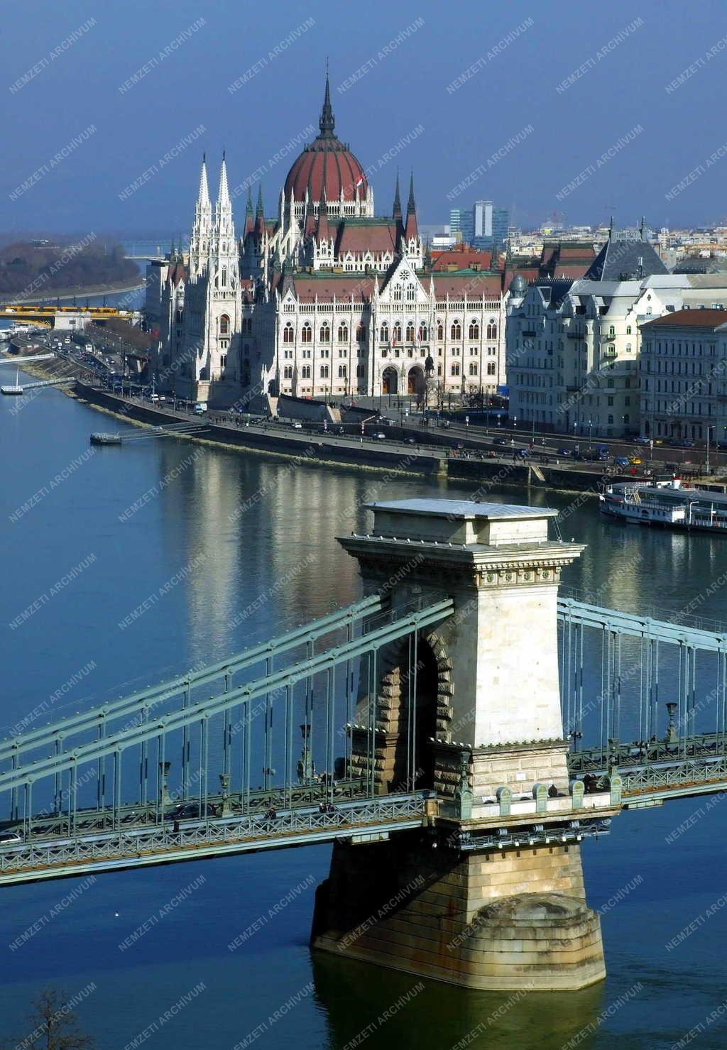 Városkép  - Budapest - A Parlament épülete a Lánchíddal