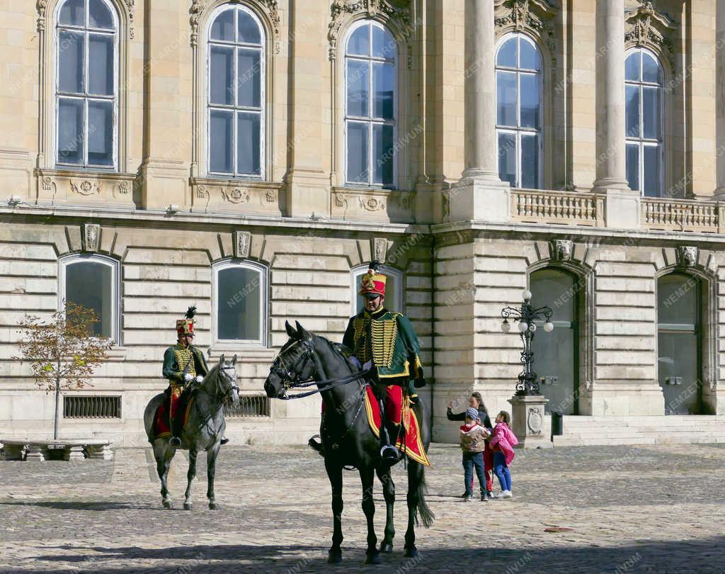  Turistalátványosság - Budapest - Lovas huszárok a Budai Várban