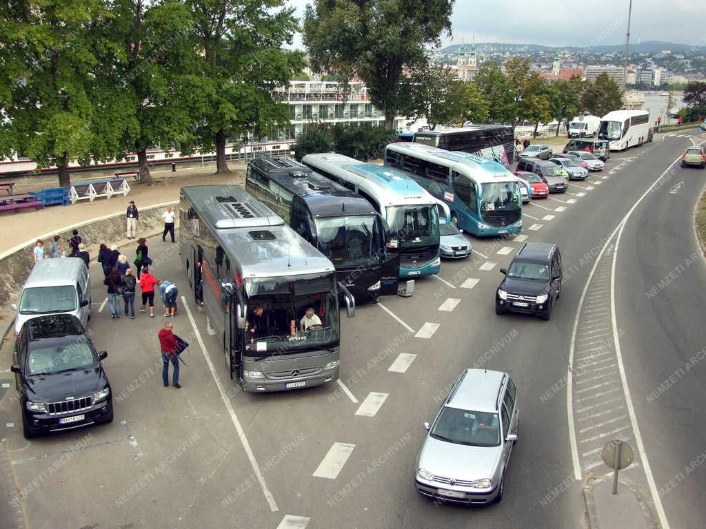 Idegenforgalom - Budapest - Turistabuszok a parkolóban