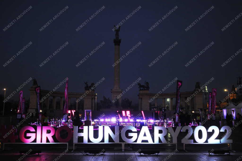 Sport - Városkép - Flashmob  - Száz kerékpár a Hősök terén