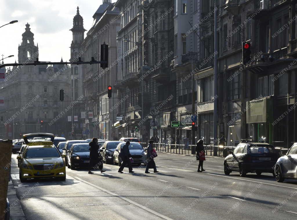 Városkép - Közlekedés - Budapest - Forgalom a Kossuth Lajos utcán