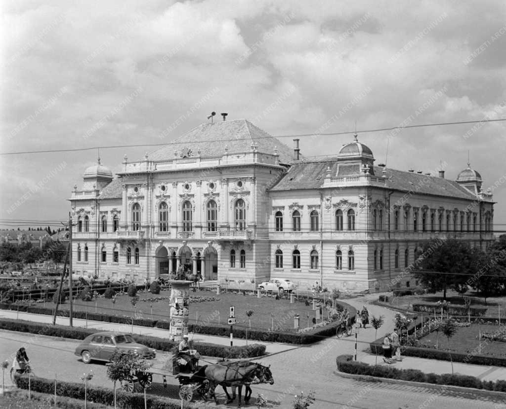 Városkép - Kisújszállás főtere