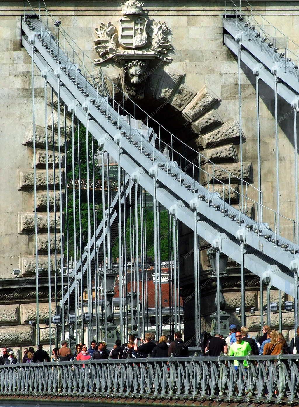 Idegenforgalom - Budapest - Turisták a Lánchídon