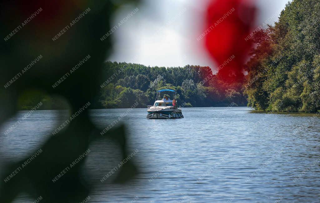 Szabadidő - Tiszatardos - Bérelhető nyaraló hajók