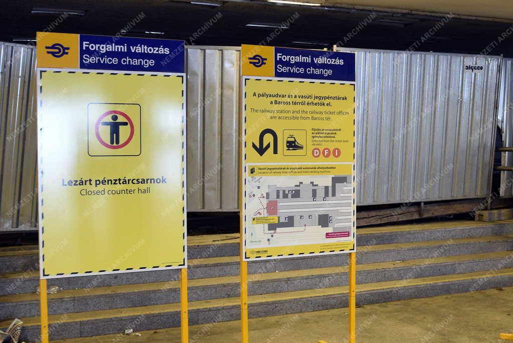 Közlekedés - Budapest - Tájékoztató táblák a Keleti pályaudvar aluljárószintjén