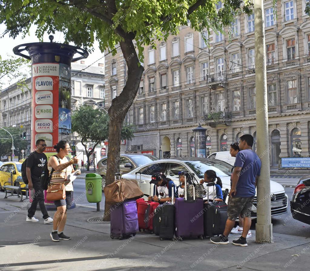 Városkép - Budapest - Bőröndös turisták