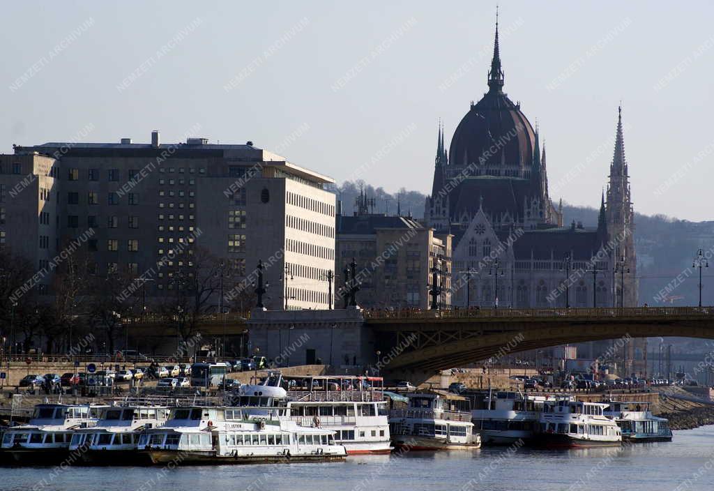 Városkép - Budapest - Hajóállomás a Margit hídnál 