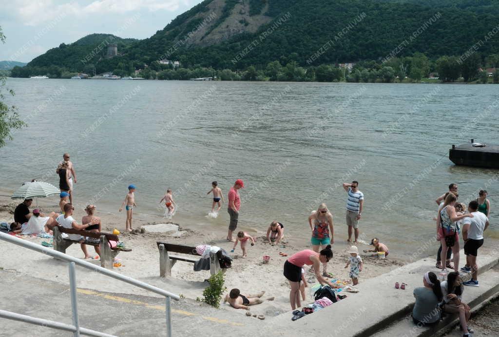 Szabadidő - Nagymarosi szabadstrand a Dunán