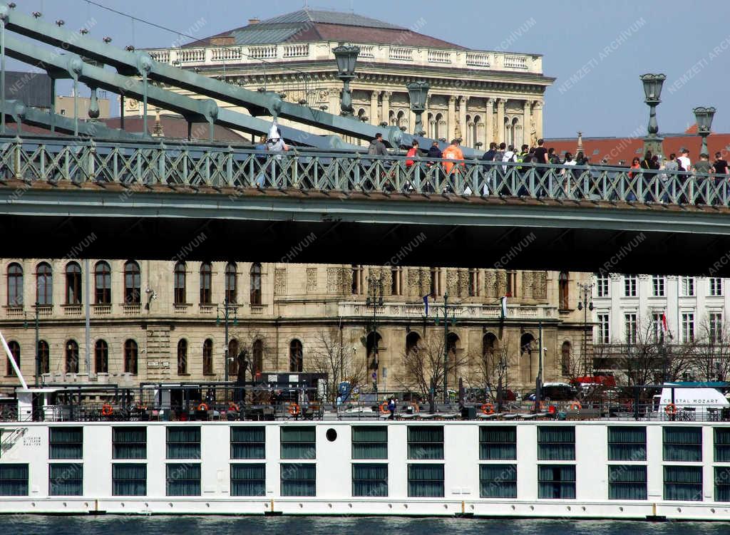 Idegenforgalom - Budapest - Külföldi hotelhajó a Lánchídnál