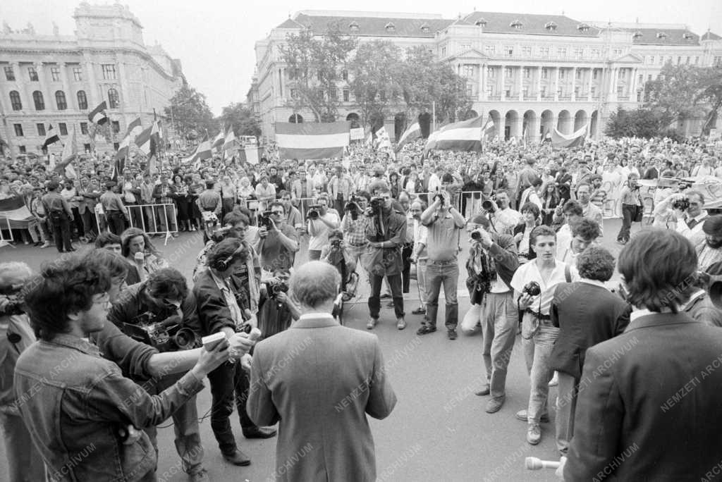 Demonstráció - Tüntetés a Bős-Nagymarosi vízlépcső ellen