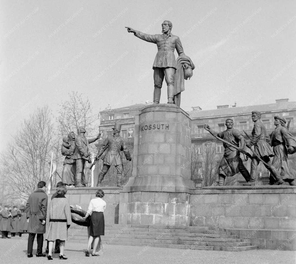 Ünnep - Koszorúzás a Kossuth-emlékműnél