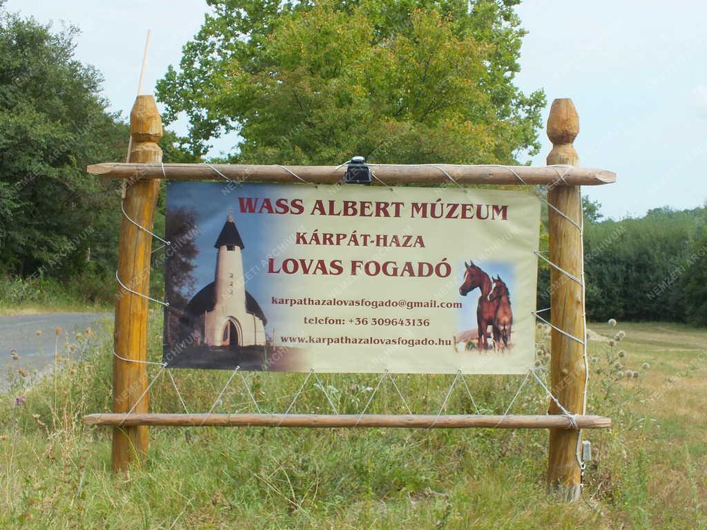 Tárgy - Verőce - Múzeum és lovasfogadó hirdetőtáblája