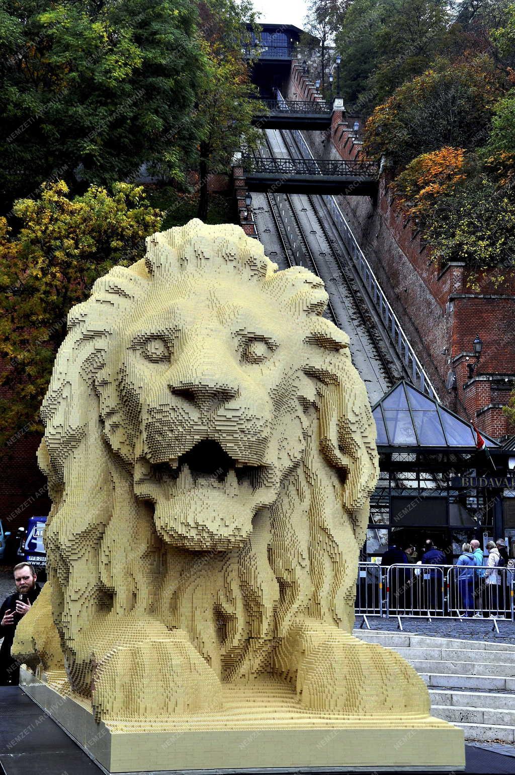 Érdekesség - Budapest - LEGO-oroszlán is őrzi a Lánchidat