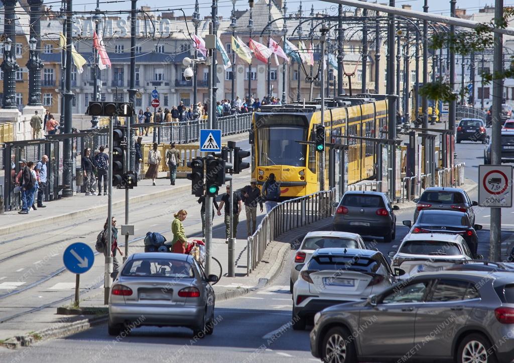 Városkép - Budapest - Margit híd budai hídfő