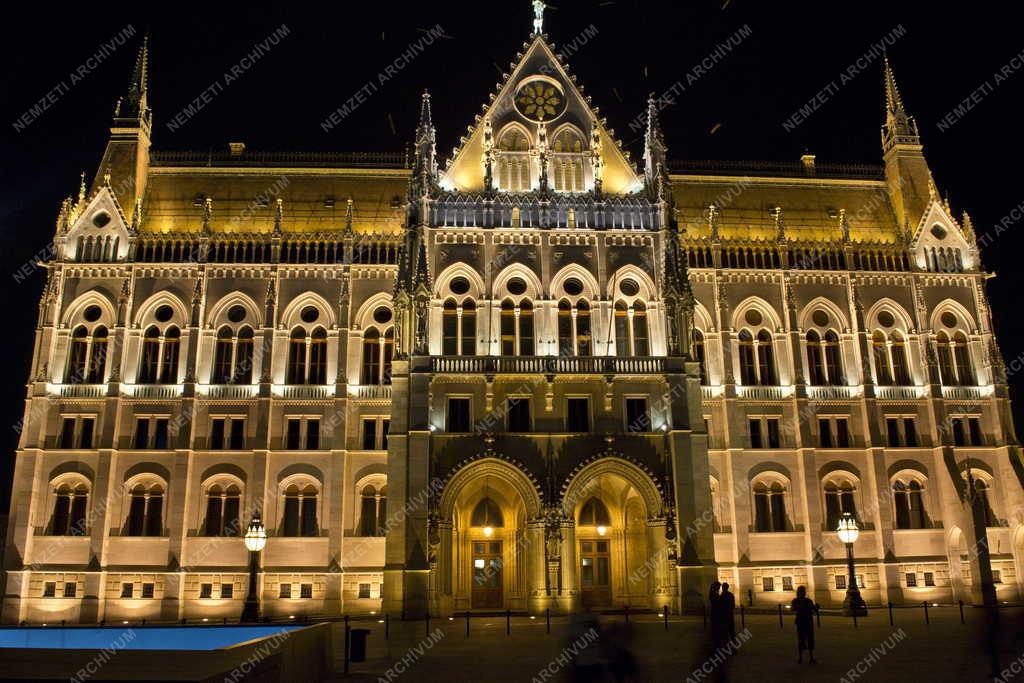 Épület - Budapest - Elkészült a Parlament díszkivilágítása