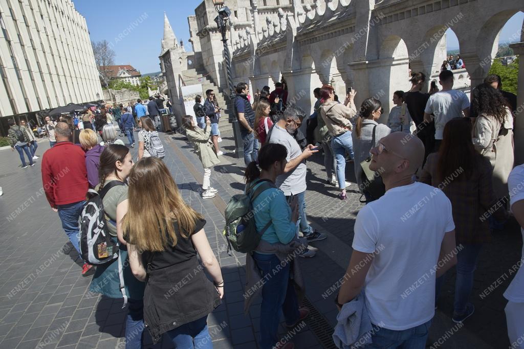 Idegenforgalom - Budapest - Turisták a Halászbástyán