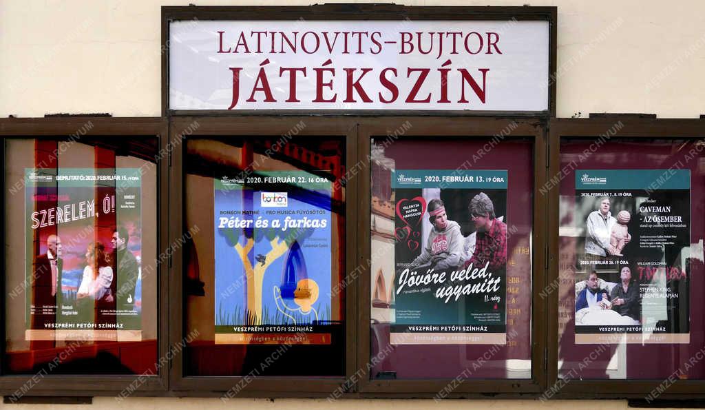 Kultúra - Veszprém - Játékszín plakátfala 