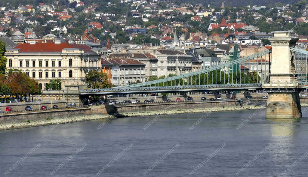 Városkép - Budapest - A Lánchíd Palota a Duna-parton 