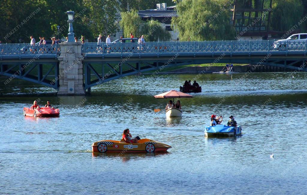 Városkép - Budapest - Vízijárművek a Városligeti tavon