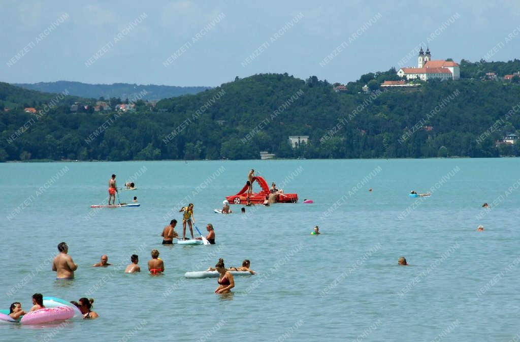 Tájkép - Zamárdi - Fürdőzők a Balatonban