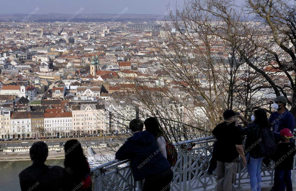 Szabadidő – Budapest – Kirándulók a Gellért-hegyen