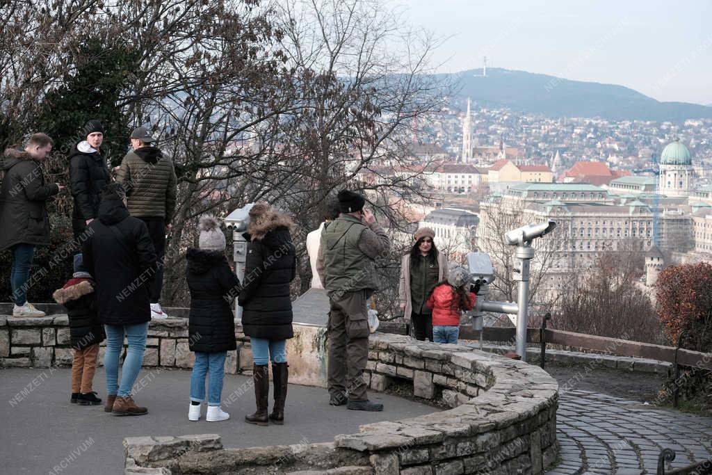 Turizmus - Budapest - Turisták a Gellért-hegyen