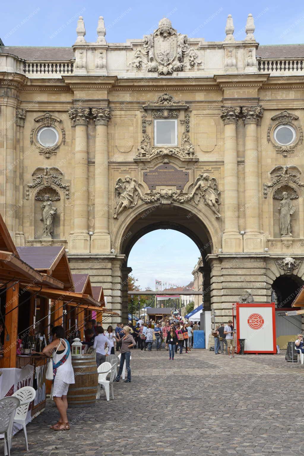 Idegenforgalom - Budapest - Turisták a Budavári Borfesztiválon