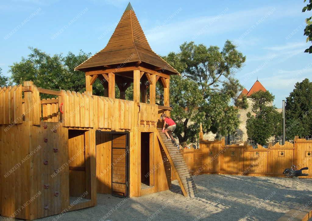 Városkép - Várpalota - Játszótér rönkvárral