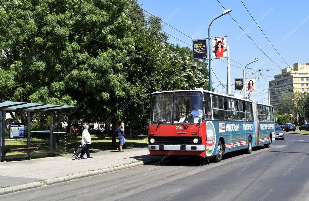 Közlekedés - Reklám a trolibusz oldalán