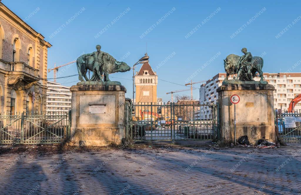 Műalkotás - Budapest - Közvágóhíd bejáratát díszítő szobrok