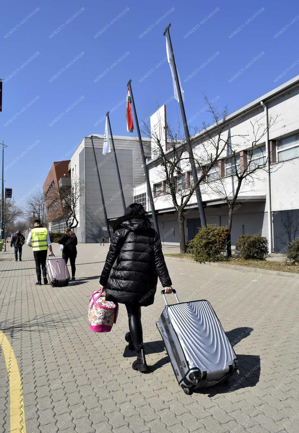 Társadalmi kérdés - Menekültek- Humanitárius tranzitpont nyílt a BOK csarnokban