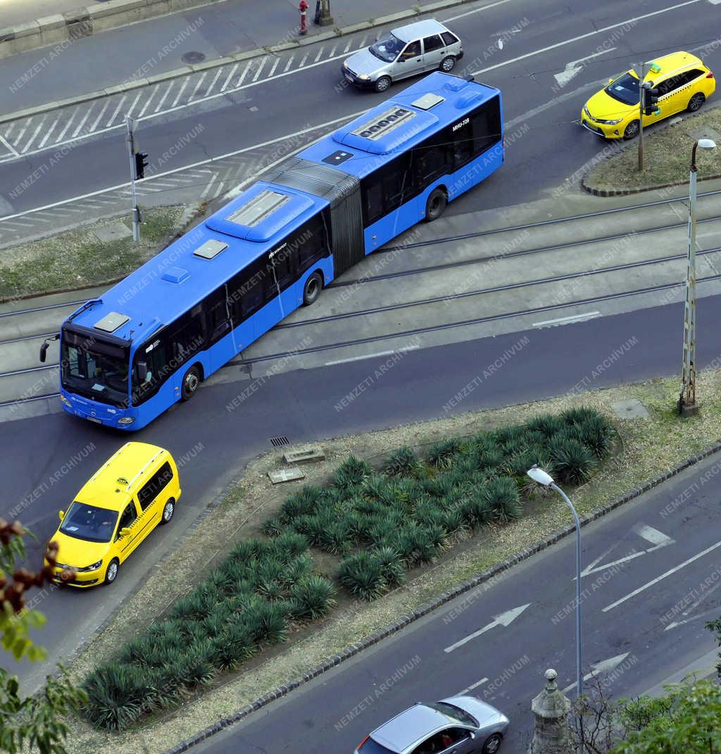 Közlekedés - Budapest - Autóbusz és taxik a fővárosban