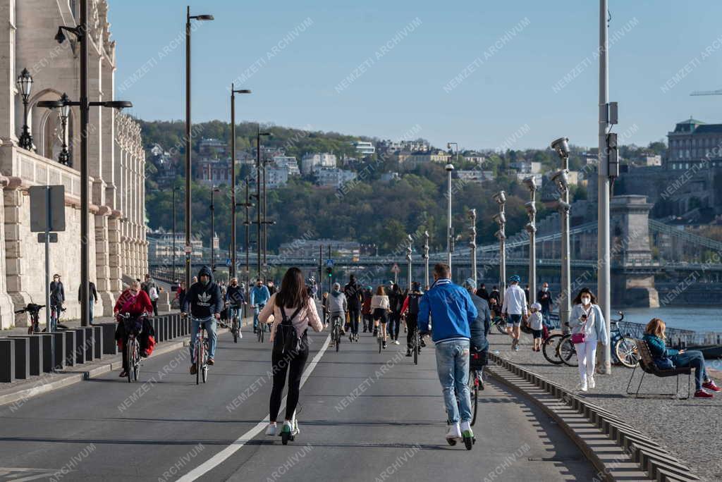 Közlekedés - Budapest - Hétvégére autómentes a pesti alsó rakpart