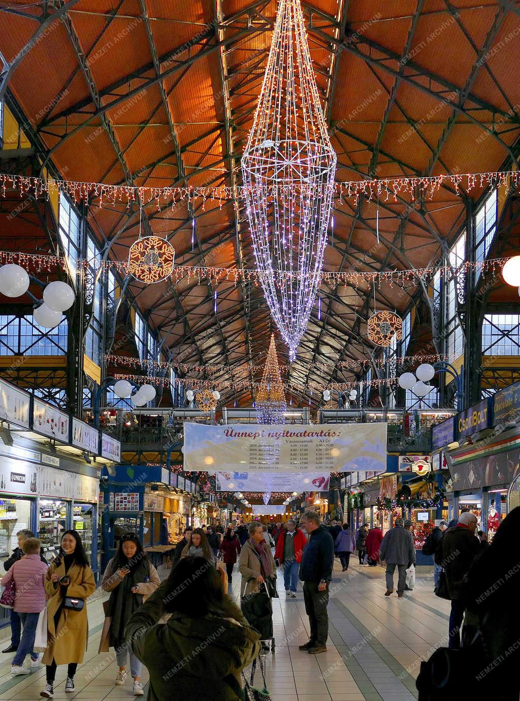 Kereskedelem - Budapest - A Nagy Vásárcsarnokban karácsony előtt