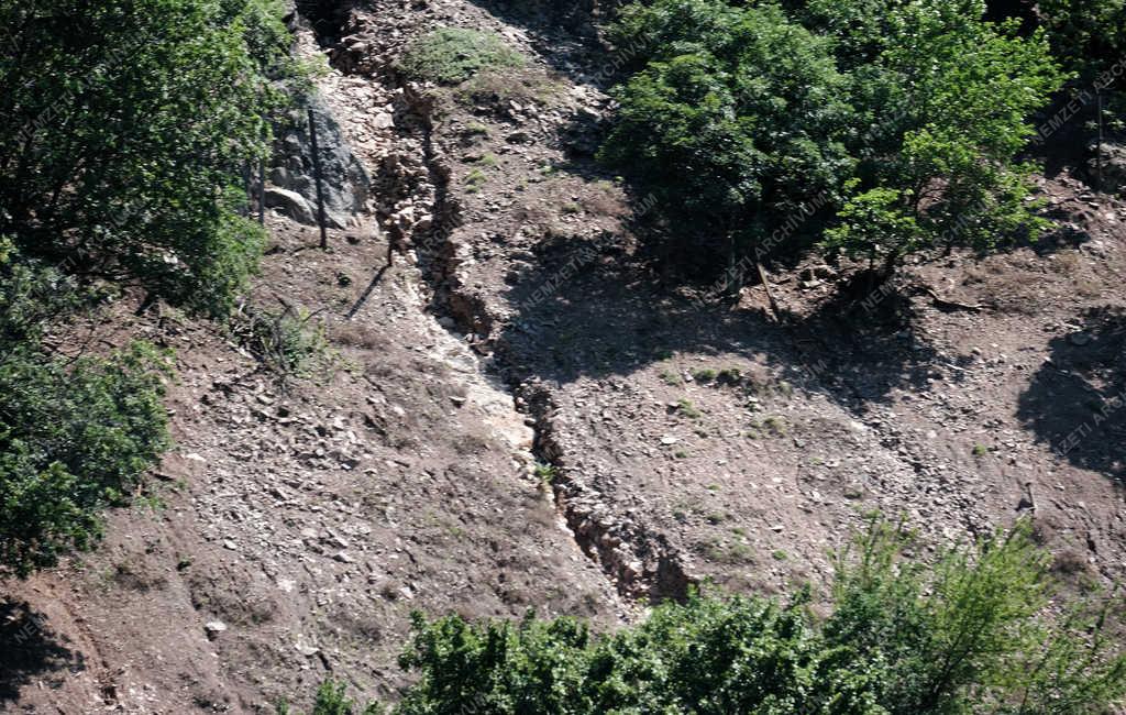 Közlekedés - Nagymaros - Lezárták a 12-es főútat Nagymaros és Zebegény között